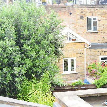 3 Bedroom Family House With A Superb Kitchen And Garden Londra Esterno foto