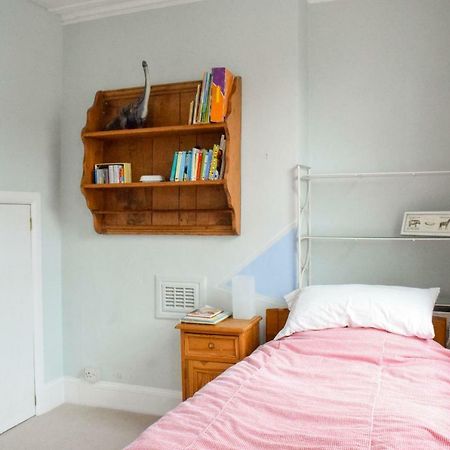 3 Bedroom Family House With A Superb Kitchen And Garden Londra Esterno foto