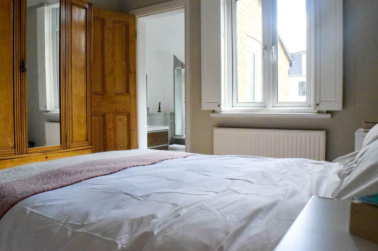 3 Bedroom Family House With A Superb Kitchen And Garden Londra Esterno foto