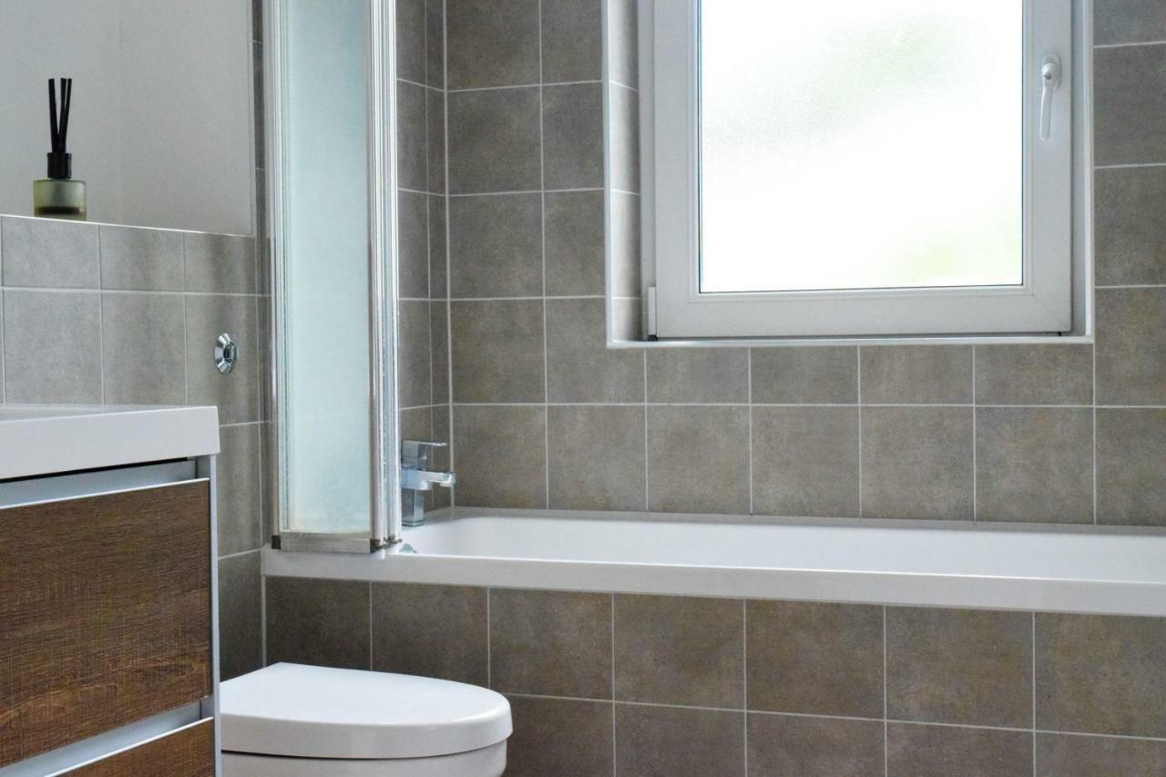 3 Bedroom Family House With A Superb Kitchen And Garden Londra Esterno foto