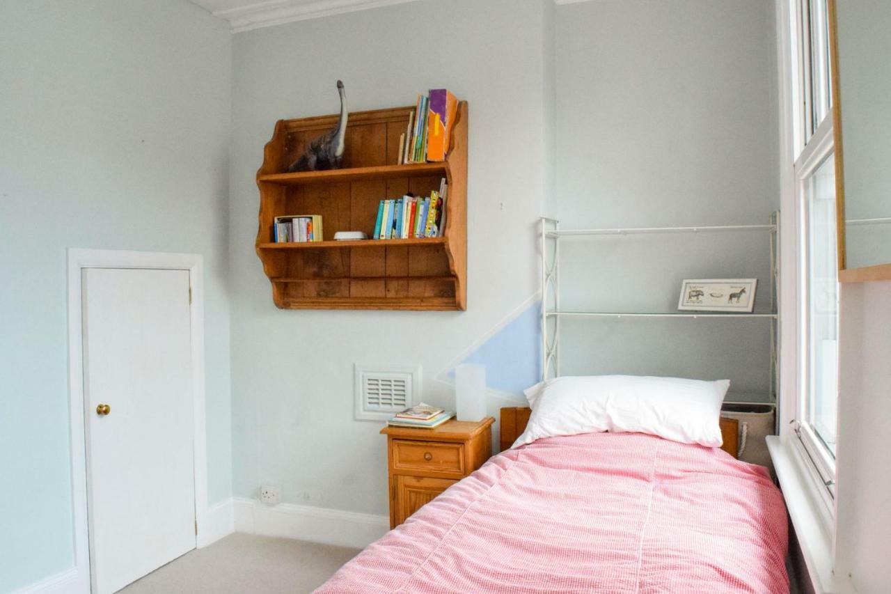 3 Bedroom Family House With A Superb Kitchen And Garden Londra Esterno foto