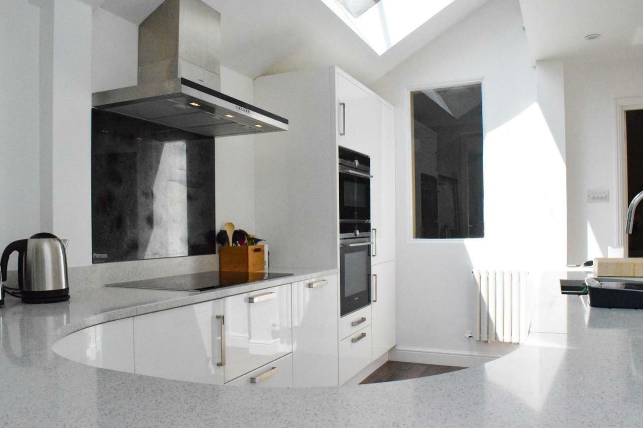 3 Bedroom Family House With A Superb Kitchen And Garden Londra Esterno foto