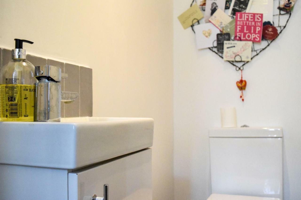 3 Bedroom Family House With A Superb Kitchen And Garden Londra Esterno foto