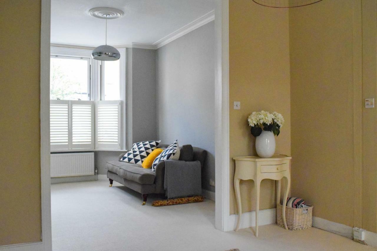 3 Bedroom Family House With A Superb Kitchen And Garden Londra Esterno foto