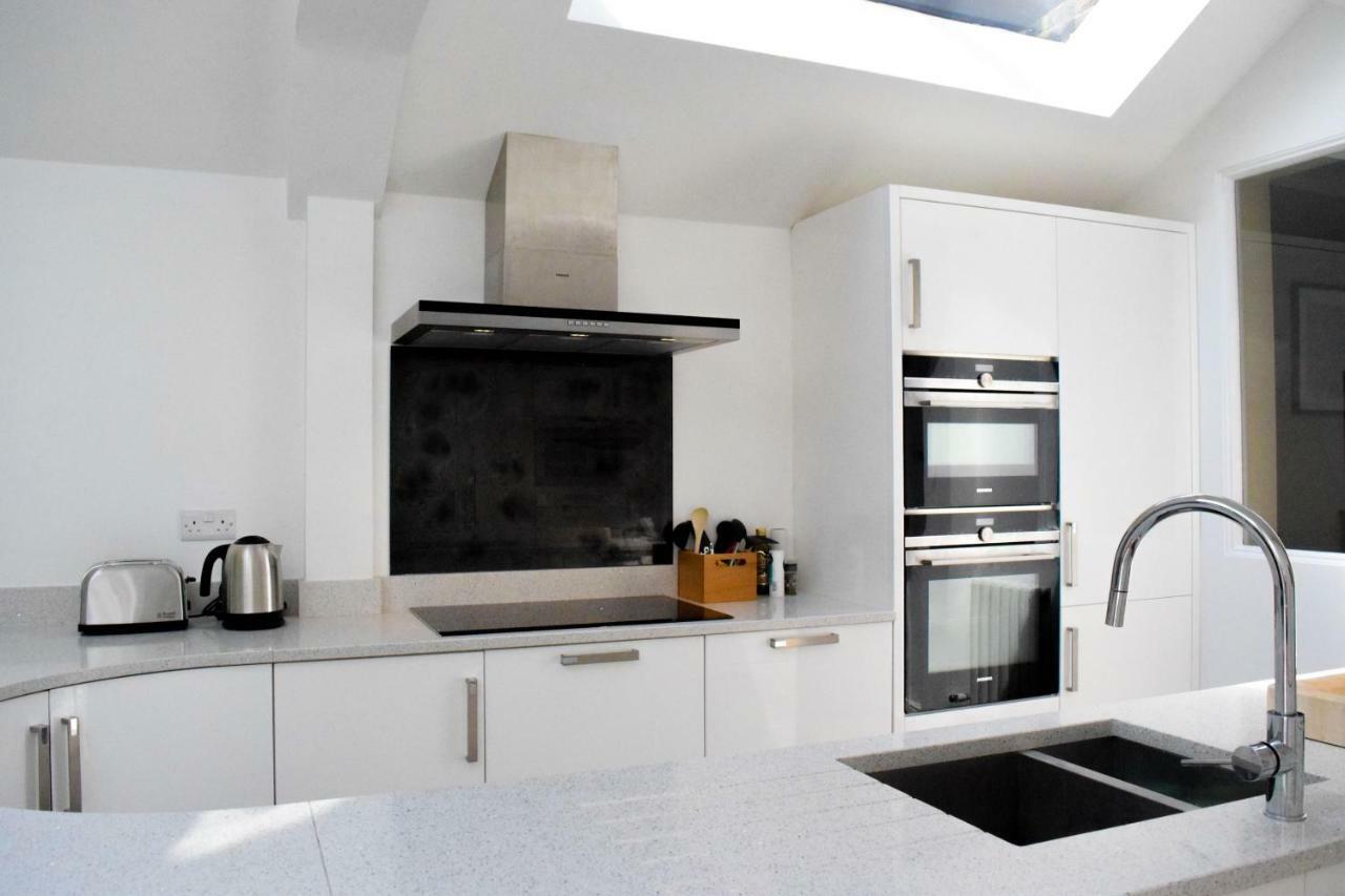 3 Bedroom Family House With A Superb Kitchen And Garden Londra Esterno foto