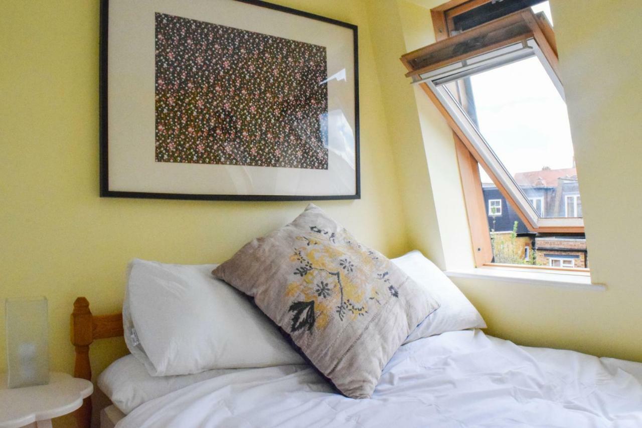 3 Bedroom Family House With A Superb Kitchen And Garden Londra Esterno foto
