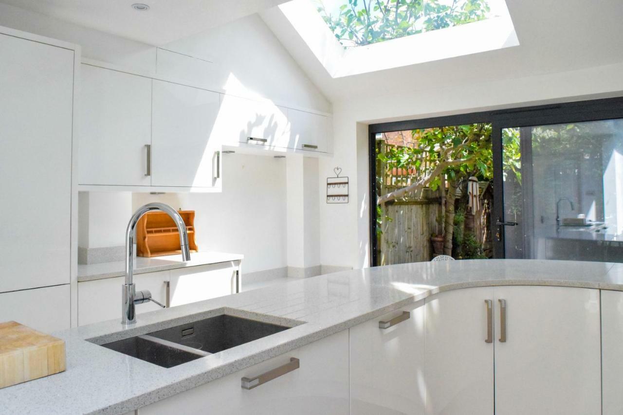 3 Bedroom Family House With A Superb Kitchen And Garden Londra Esterno foto